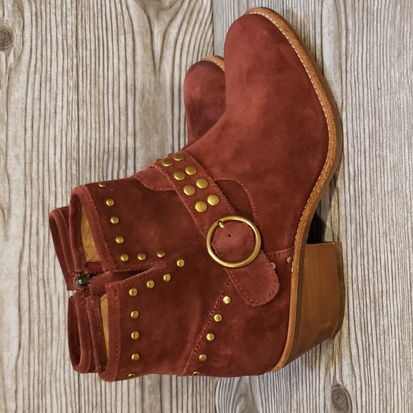 Sofft rustic red  suede with gold studs full zip low heel boots size 7.5 - Picture 3 of 8